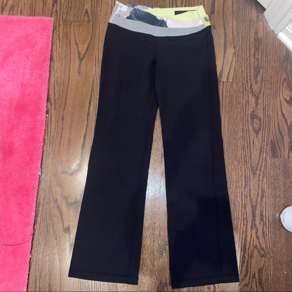 Lululemon Yoga Pants. Size 8. Patterned Waistline.